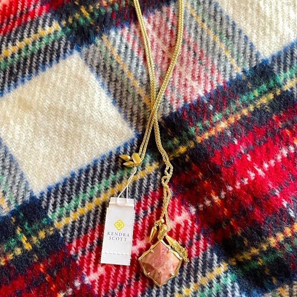 NWT Kendra Scott Arlet Gold Pendant Necklace in Pink Rhodonite - Picture 2 of 3
